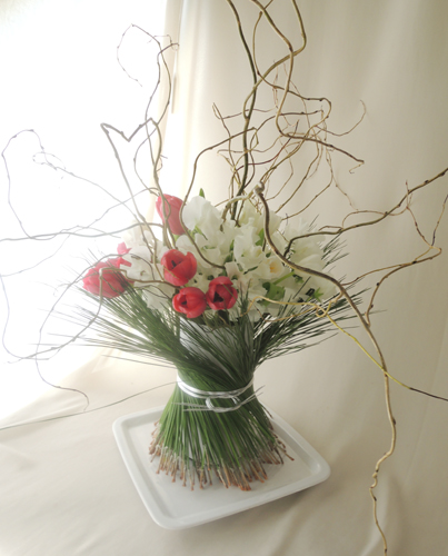 大王松の花器にチューリップを入れて はなどんやマガジン