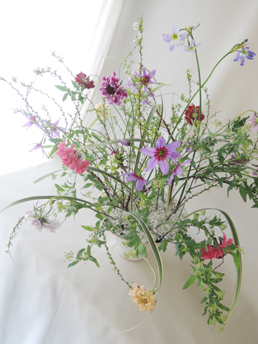 ユキヤナギとコデマリと春の草花のアレンジno 2 はなどんやマガジン