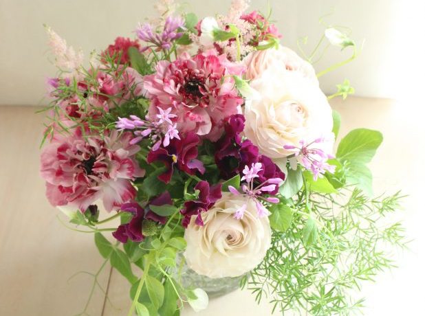 うきうき花レシピ ピンクのラナンキュラスと春の草花のブーケ はなどんやマガジン