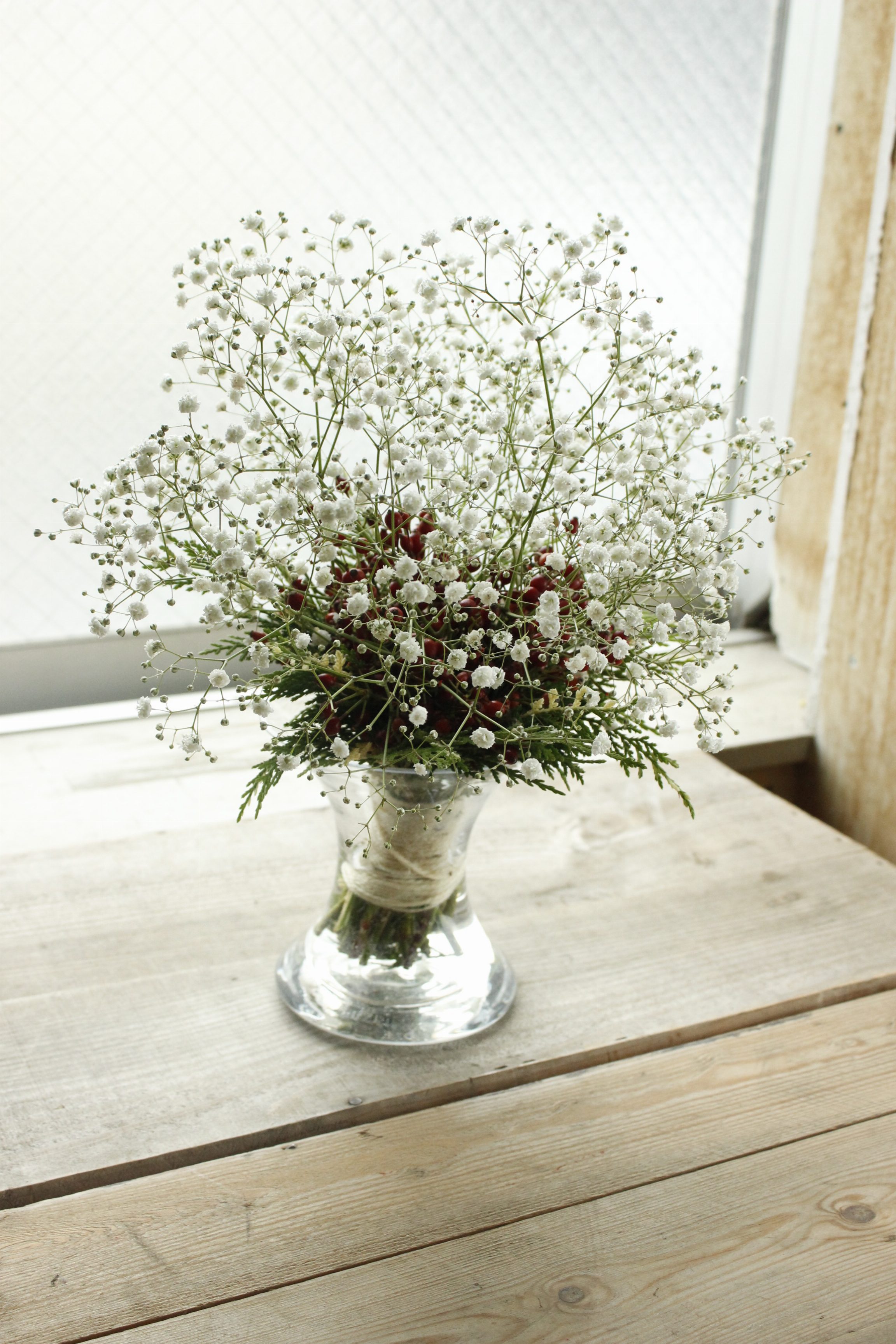 うきうき花レシピ かすみ草の中に赤い実を入れたふわふわブーケ クリスマス はなどんやマガジン