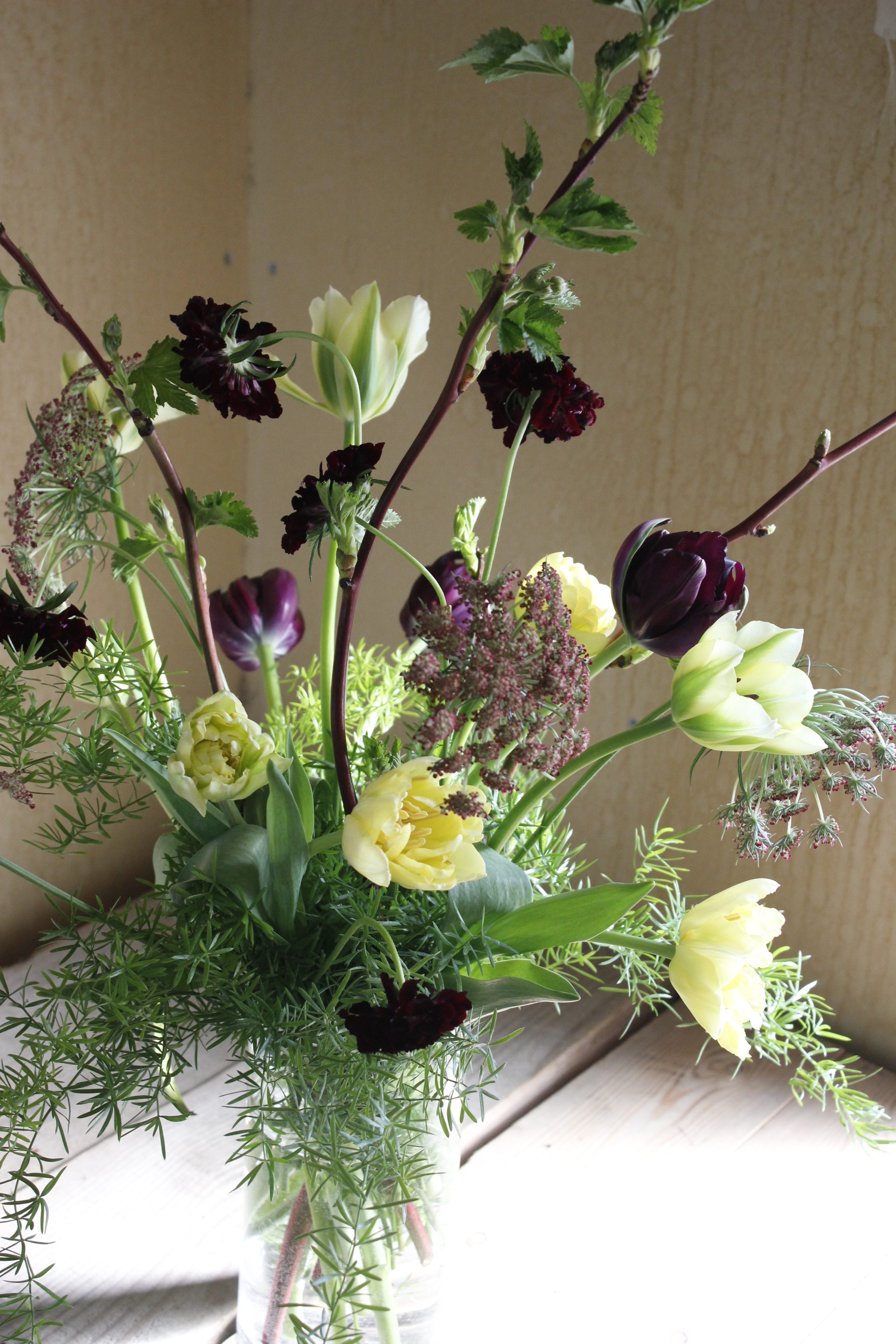 うきうき花レシピ チューリップと枝もの伸びやかなアレンジ - はなどん