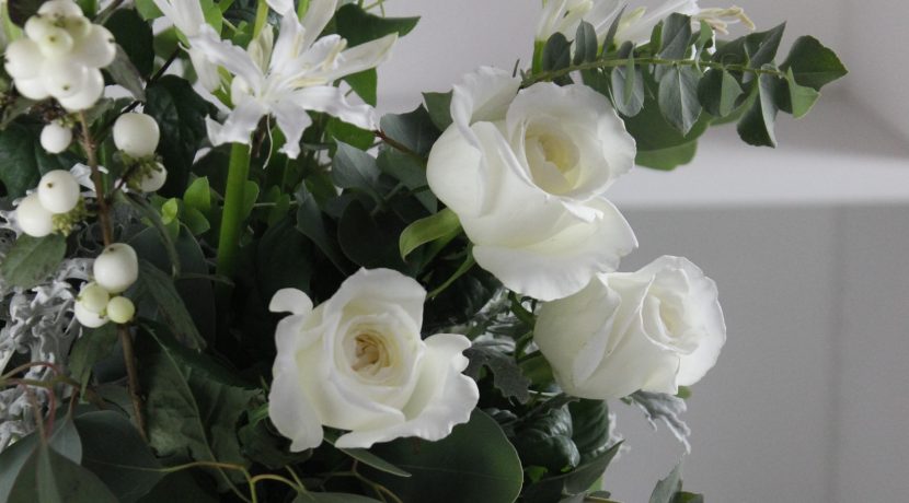 白バラとネリネのユーカリを使ったボタニカル風ブーケ の作り方 うきうき花レシピ はなどんやマガジン