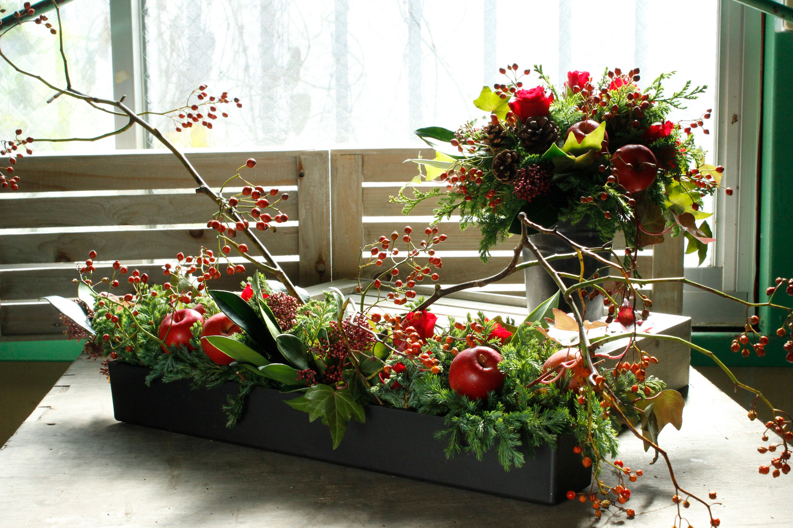 赤とグリーンのクリスマステーブルアレンジ』の作り方～うきうき花 