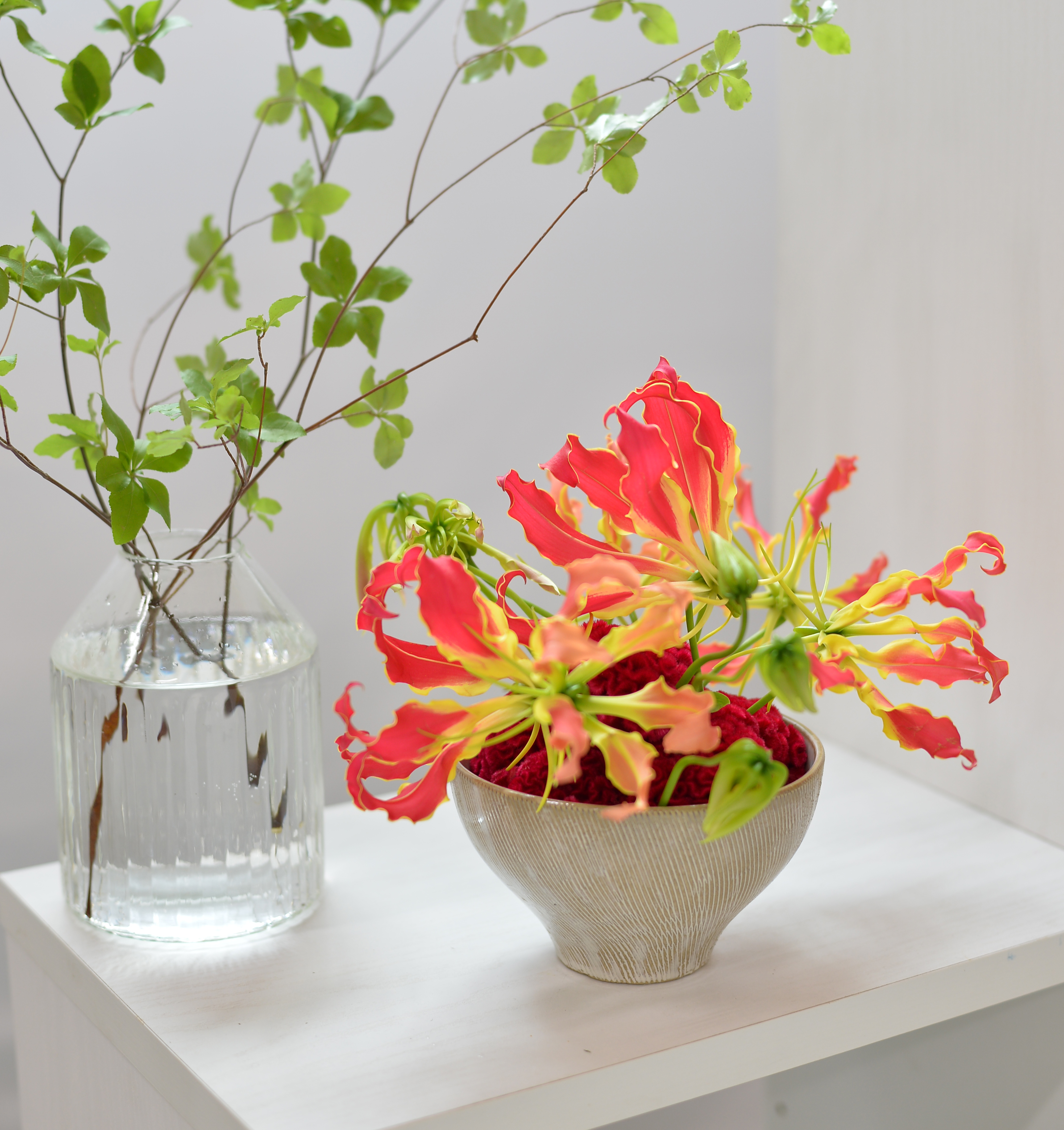 ケイトウとグロリオサのシンプルアレンジ の作り方 うきうき花レシピ はなどんやマガジン