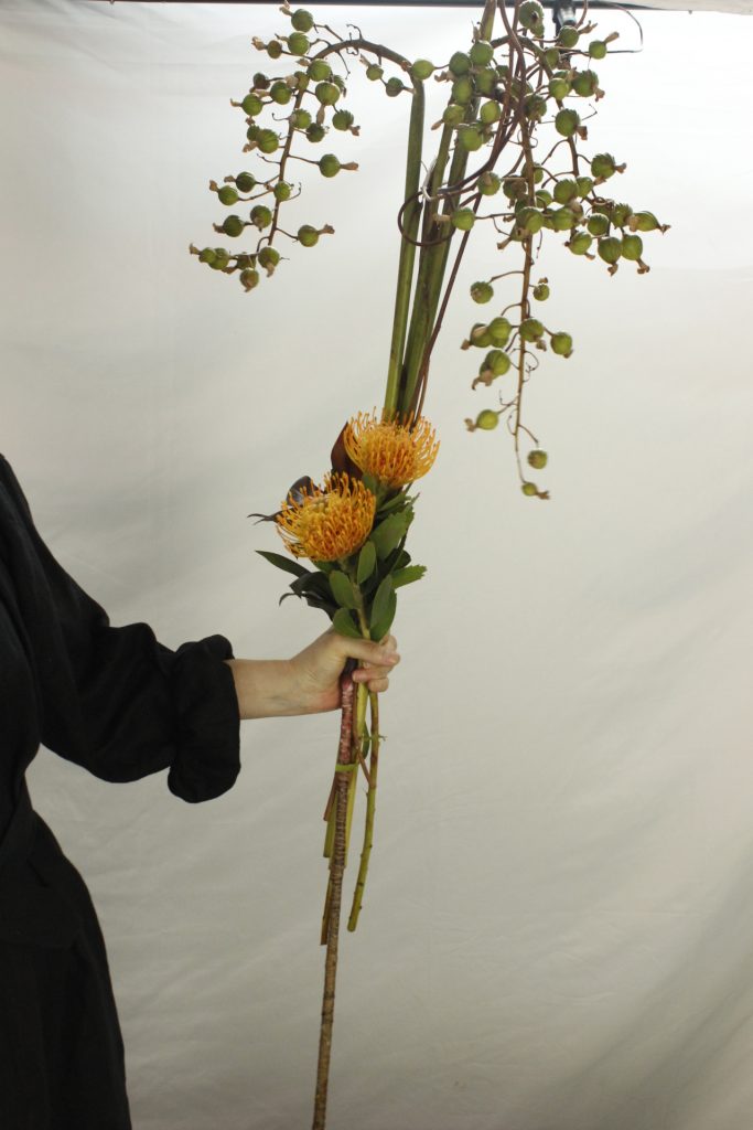ゲットウの実とピンクッションで大きなデザイン花束 の作り方 うきうき花レシピ はなどんやマガジン