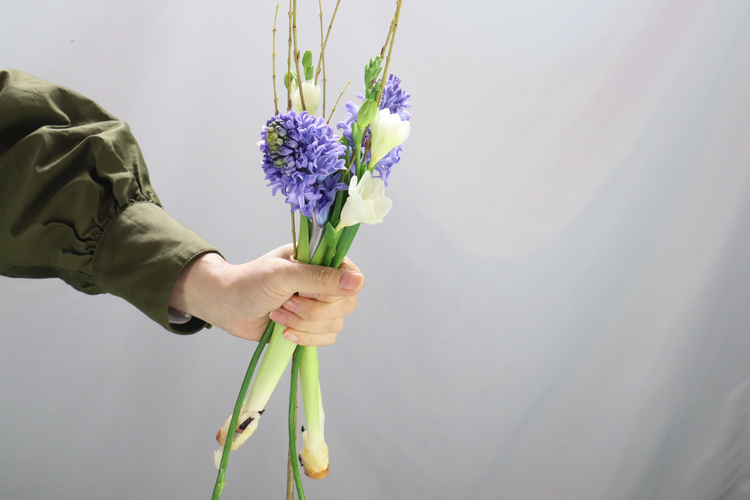 ヒヤシンスブルーの花束 の作り方 うきうき花レシピ はなどんやマガジン