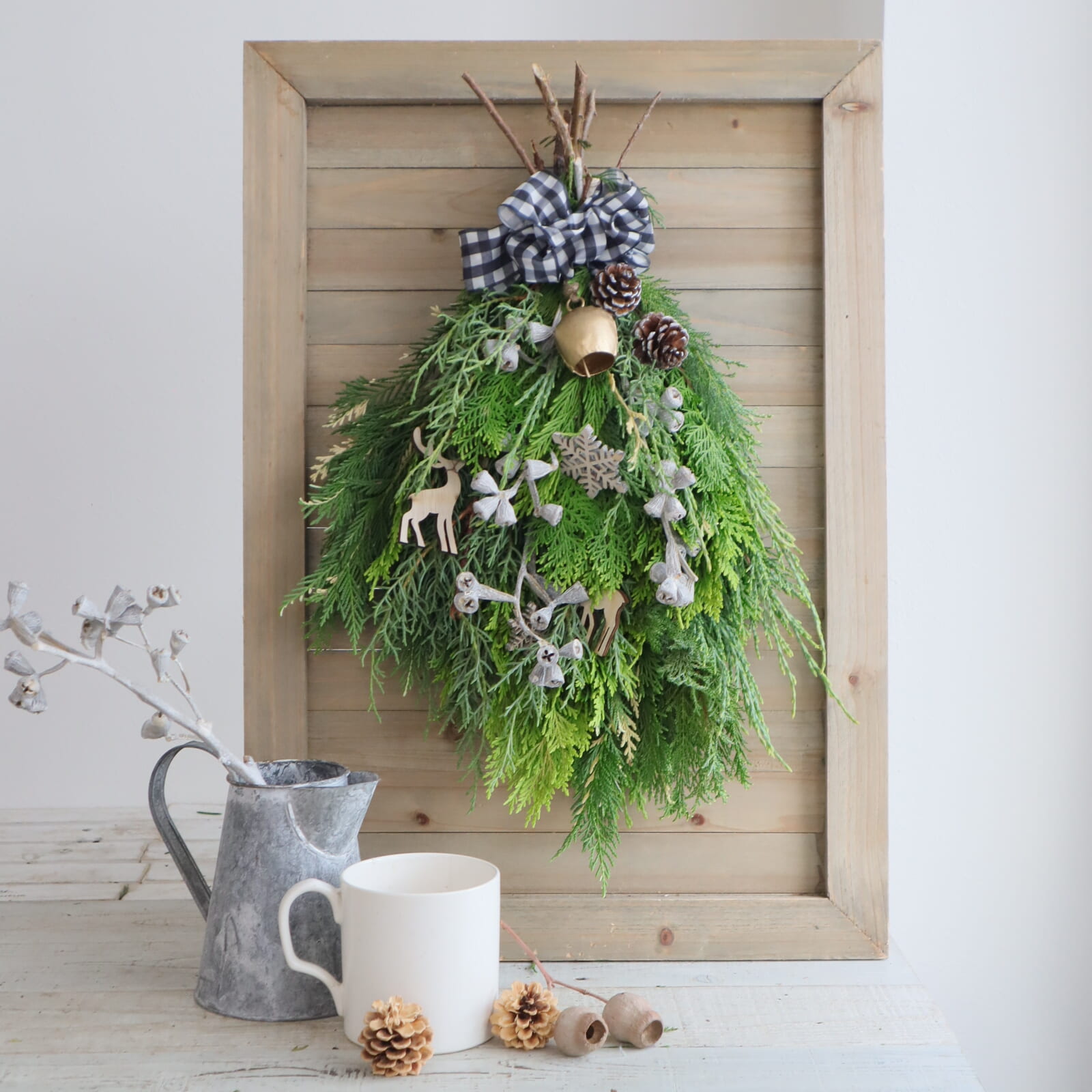 カウベルの優しい音色　コニファーと木の実のクリスマススワッグ　縦長スワッグ カウベルの優しい音色コニファーと木の実のクリスマススワッグ