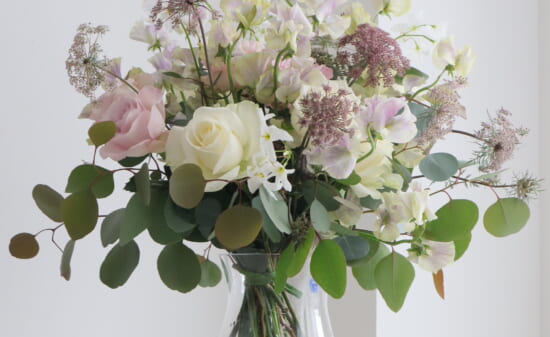 早春〜白薔薇とミモザの花籠〜 早春〜白薔薇とミモザの花籠〜 はなどんやマガジン - お花