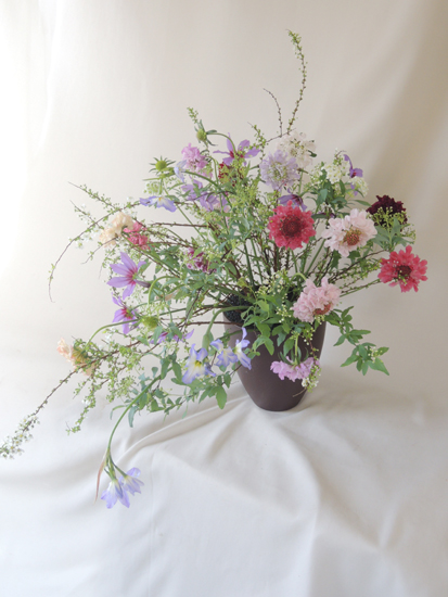 雪柳と春の草花のアレンジ