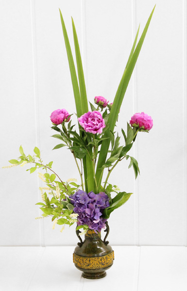 芍薬と紫陽花の花束　パラレルとスパイラルのパラレル